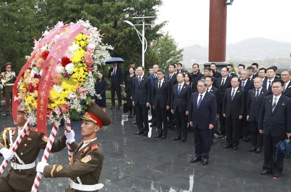 李強(qiáng)憑吊中國(guó)人民志愿軍烈士